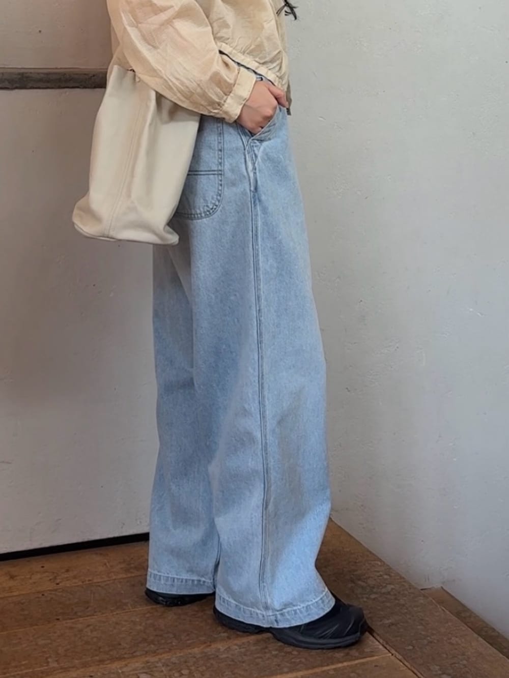 ベージュ系のシャツ/ブラウス、ブルー系のデニムパンツ、ホワイト系のその他雑貨を着用したレディースの夏コーディネートの4枚目の写真