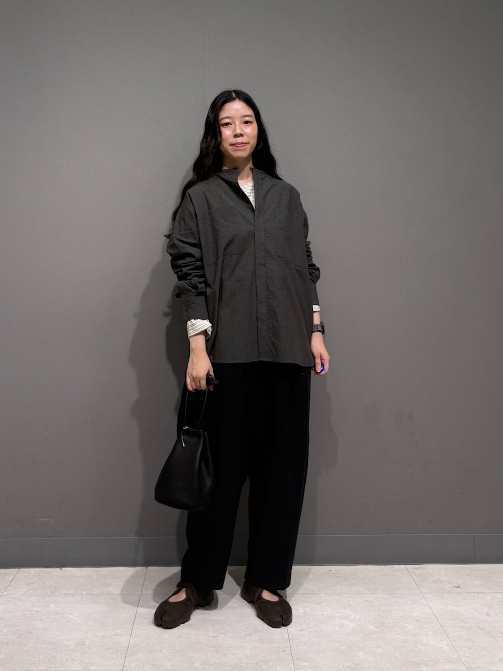 ホワイト系のTシャツ/カットソー、ブラック系のその他パンツ、ブラック系のその他雑貨を着用したレディースの夏コーディネートの2枚目の写真