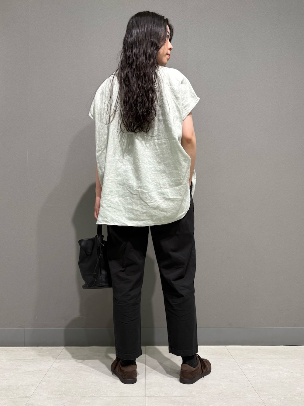 グリーン系のシャツ/ブラウス、ブラック系のその他パンツ、ブラック系のその他雑貨を着用したレディースの夏コーディネートの7枚目の写真