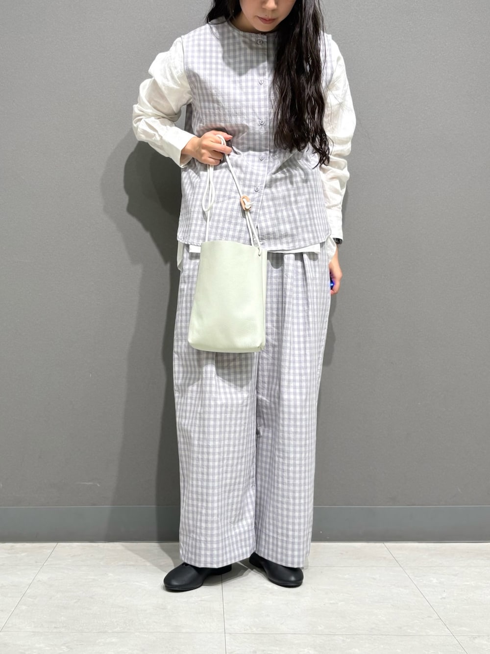 グレー系のシャツ/ブラウス、グレー系のその他パンツ、ホワイト系のシャツ/ブラウスを着用したレディースの春コーディネートの2枚目の写真