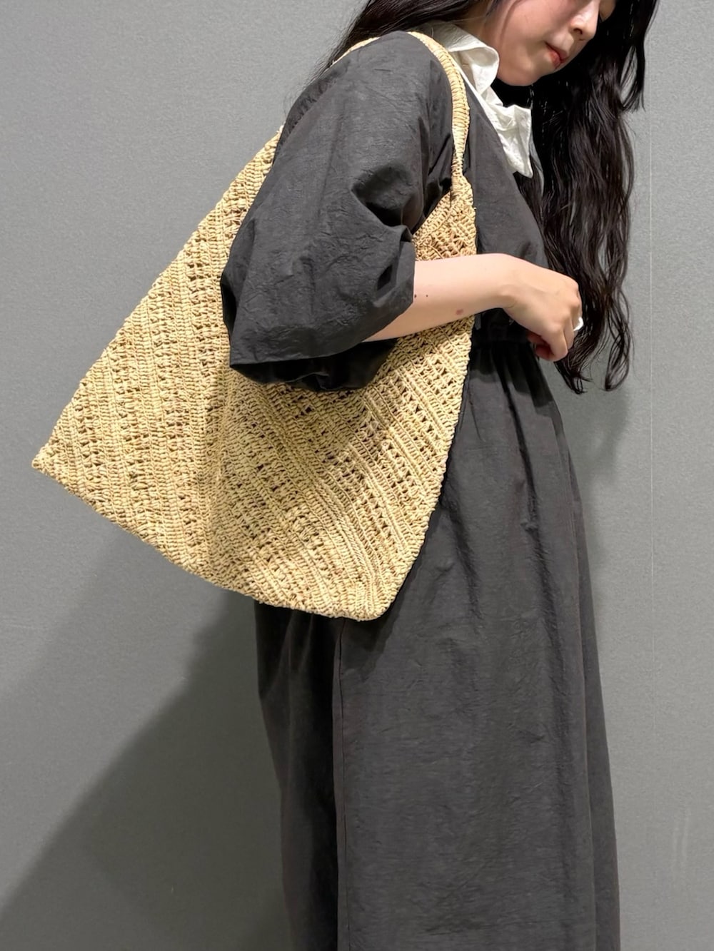 ベージュ系のショルダーバッグ、ホワイト系のシャツ/ブラウス、シルバー系のネックレスを着用したレディースの春コーディネートの6枚目の写真