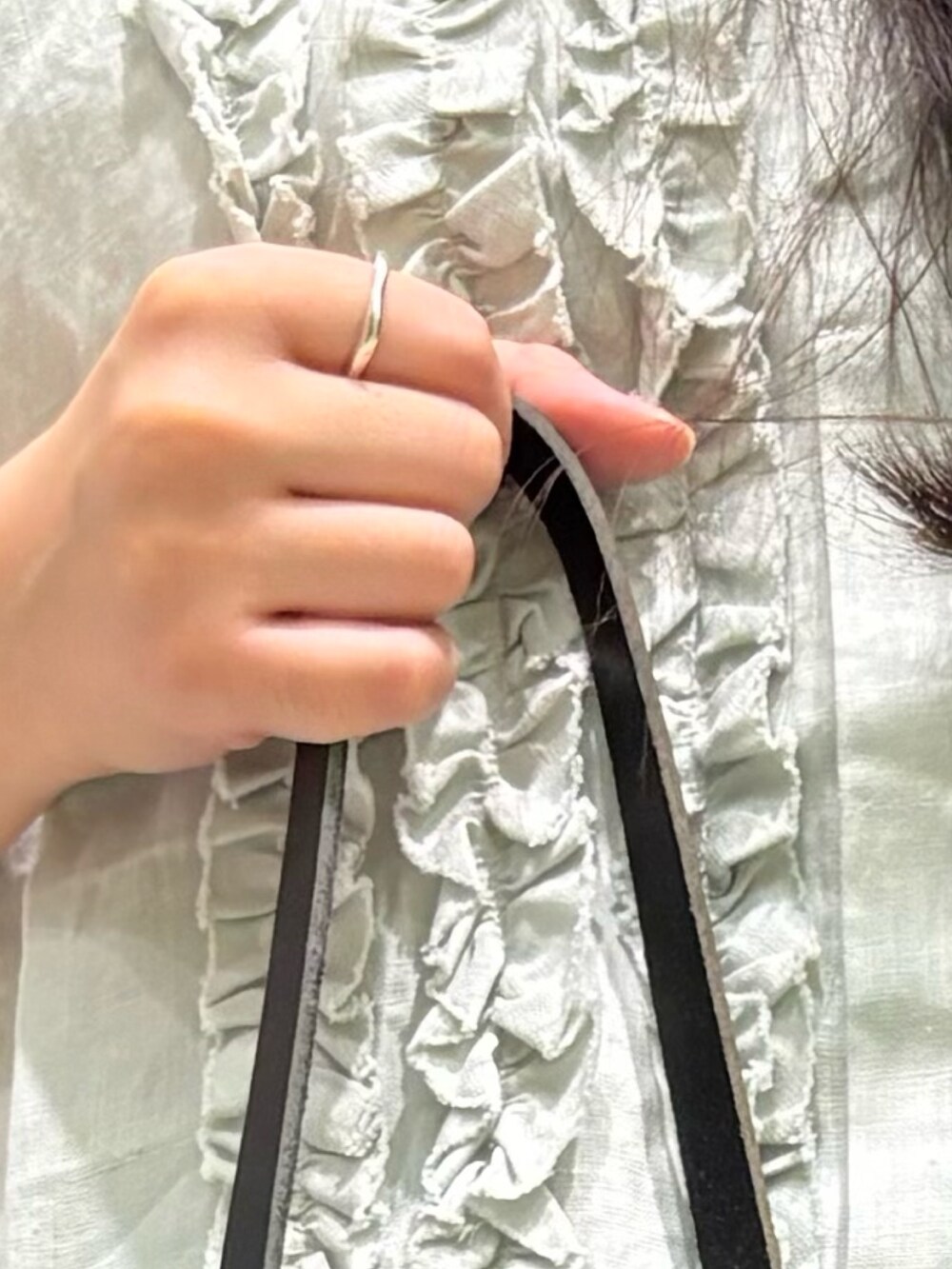 グリーン系のシャツ/ブラウス、ブルー系のその他パンツ、ブラック系のサンダルを着用したレディースの春コーディネートの10枚目の写真