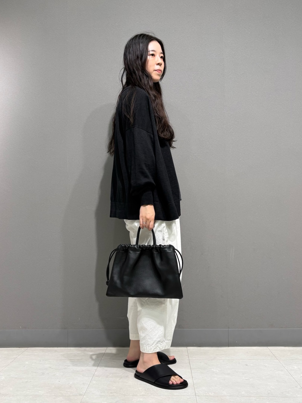 グレー系のTシャツ/カットソー、ブラック系のカーディガン/ボレロ、ホワイト系のその他パンツを着用したレディースの夏コーディネートの2枚目の写真