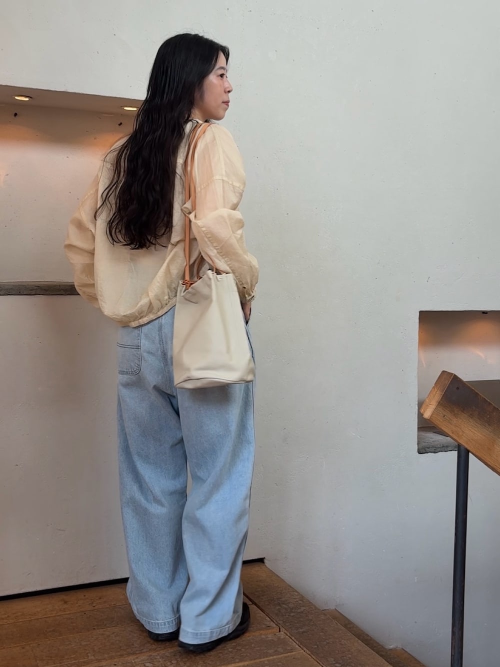 ベージュ系のシャツ/ブラウス、ブルー系のデニムパンツ、ホワイト系のその他雑貨を着用したレディースの夏コーディネートの5枚目の写真