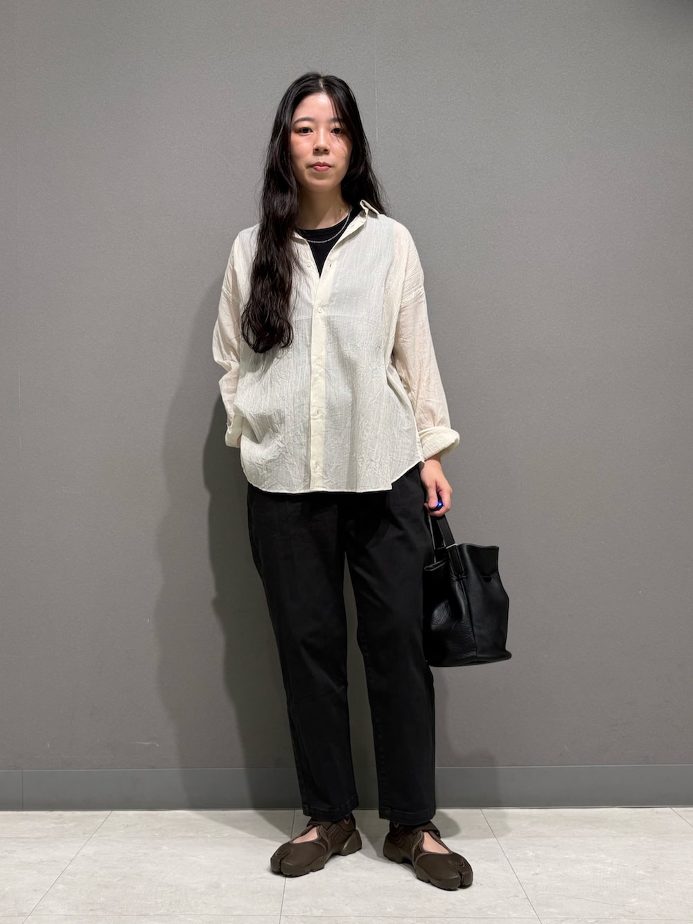 ベージュ系のシャツ/ブラウス、ブラック系のその他パンツ、ブラウン系のスニーカーを着用したレディースの夏コーディネートの2枚目の写真