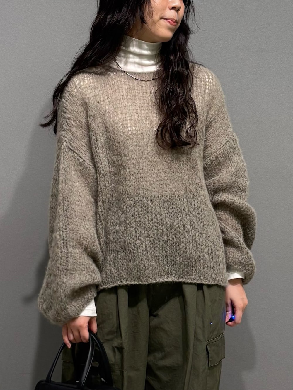 グレー系のニット/セーター、ホワイト系のTシャツ/カットソー、グリーン系のその他パンツを着用したレディースの秋コーディネートの4枚目の写真