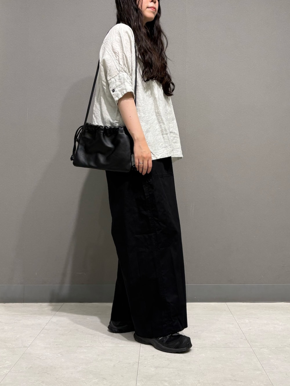 ブラック系のその他パンツ、ブラック系のショルダーバッグ、グレー系のシャツ/ブラウスを着用したレディースの春コーディネートの5枚目の写真