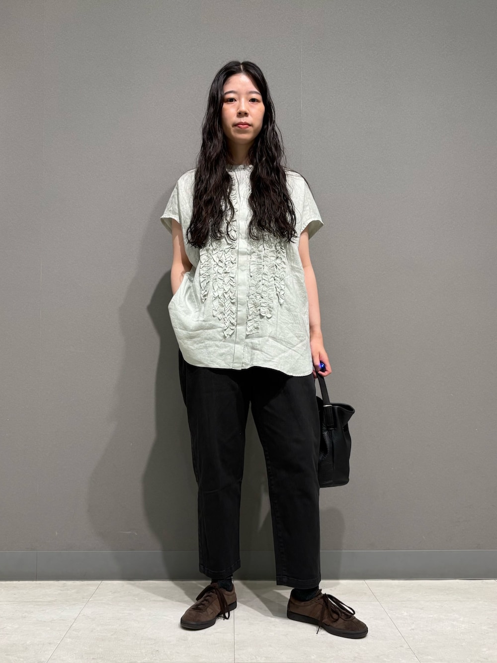 グリーン系のシャツ/ブラウス、ブラック系のその他パンツ、ブラック系のその他雑貨を着用したレディースの夏コーディネートの2枚目の写真