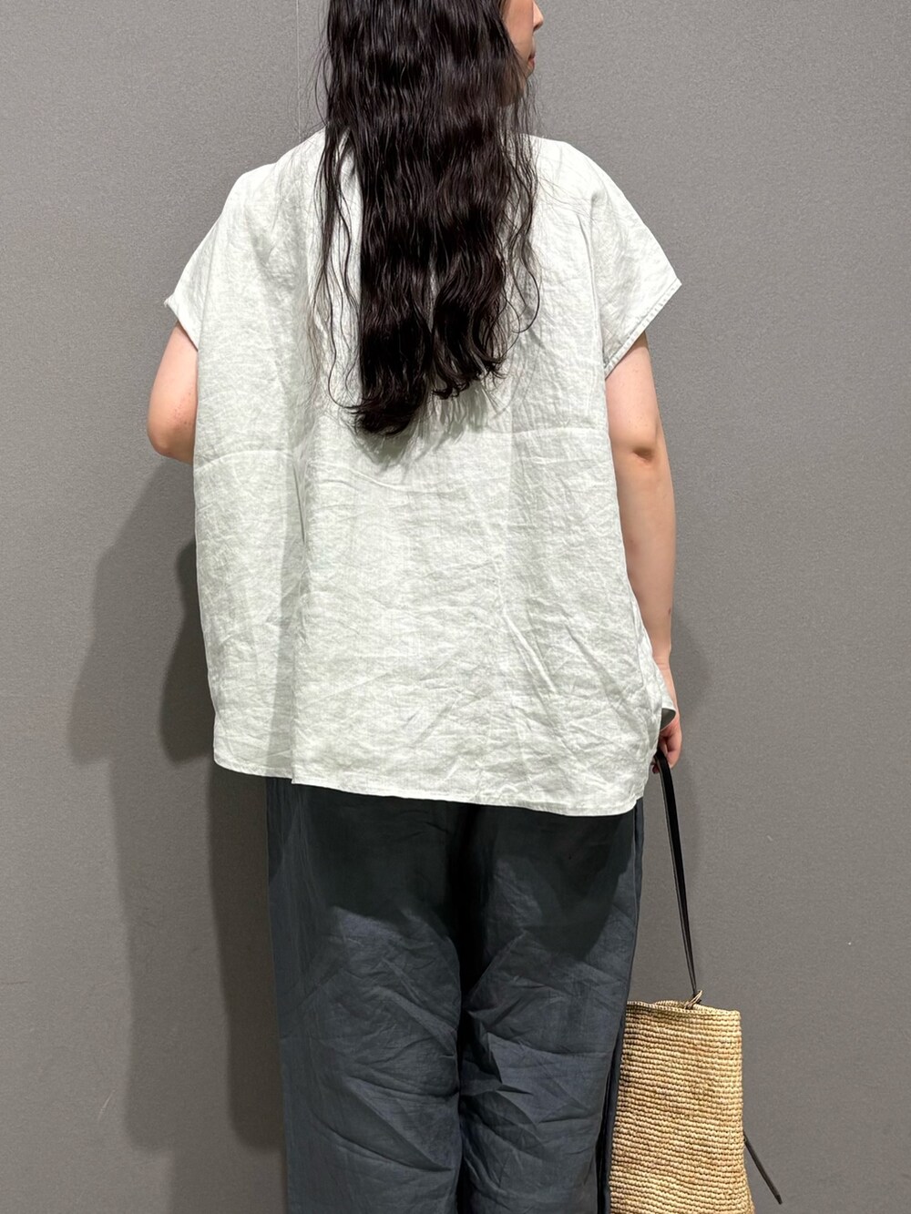 グリーン系のシャツ/ブラウス、ブルー系のその他パンツ、ブラック系のサンダルを着用したレディースの春コーディネートの7枚目の写真