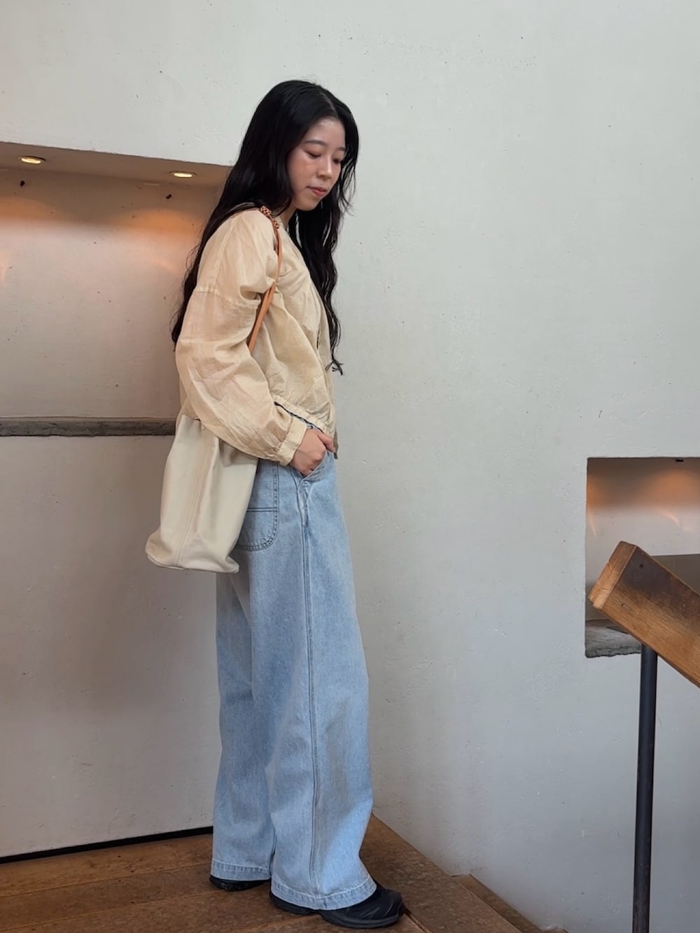 ベージュ系のシャツ/ブラウス、ブルー系のデニムパンツ、ホワイト系のその他雑貨を着用したレディースの夏コーディネートの2枚目の写真