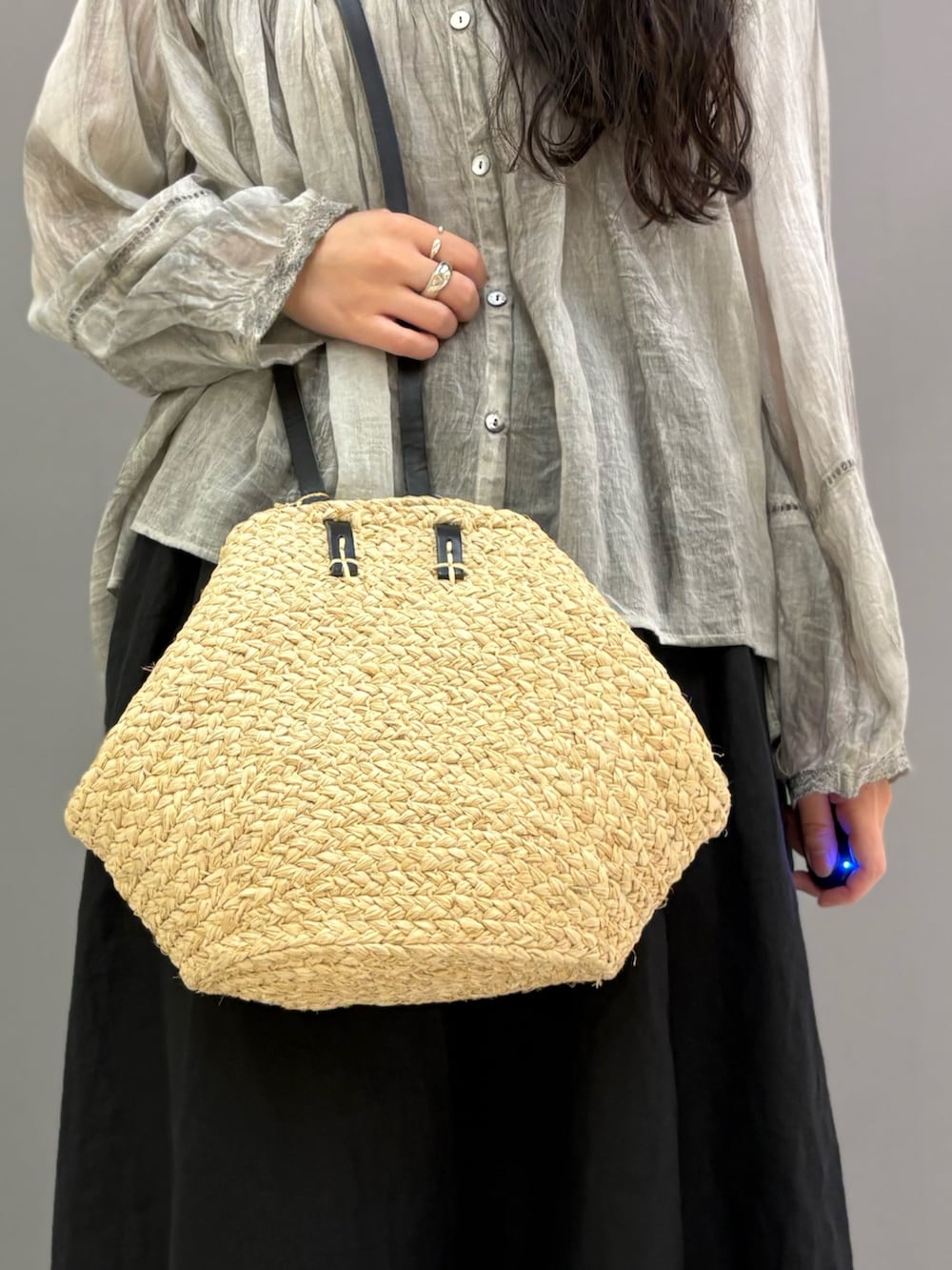 グレー系のシャツ/ブラウス、ブラック系のスカート、ブラック系のサンダルを着用したレディースの春コーディネートの9枚目の写真
