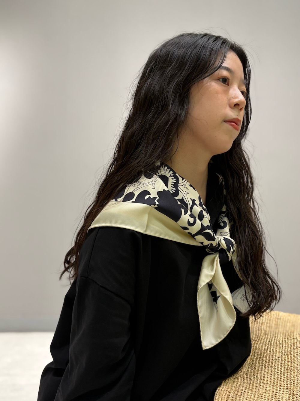 ブラック系のワンピース、ベージュ系のその他雑貨、ブラック系のバンダナ/スカーフを着用したレディースの春コーディネートの6枚目の写真