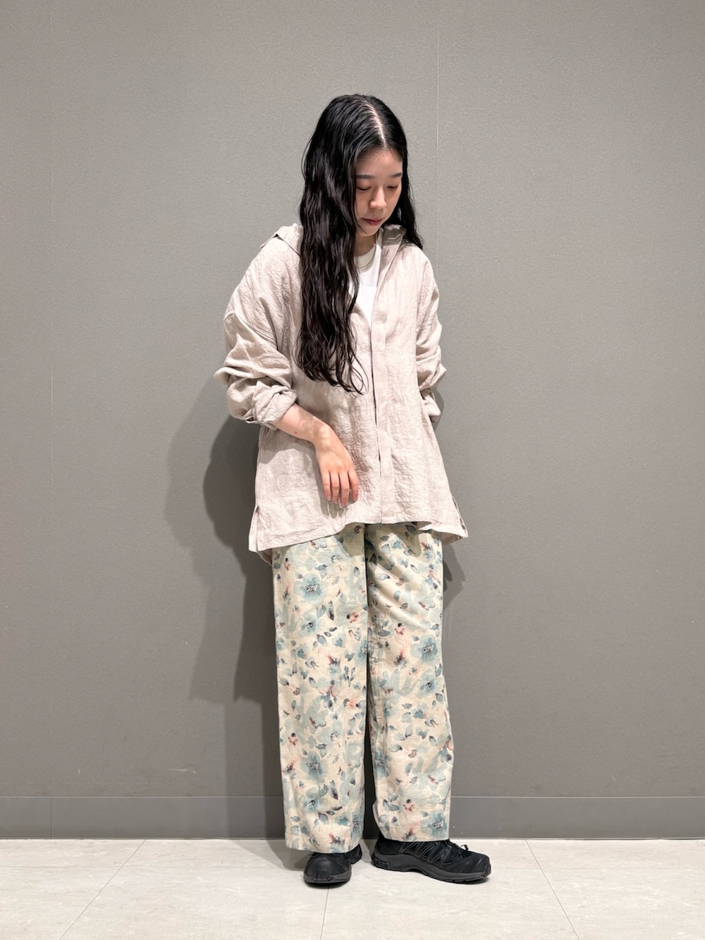 ピンク系のシャツ/ブラウス、ブルー系のその他パンツ、ホワイト系のタンクトップを着用したレディースの春コーディネートの3枚目の写真