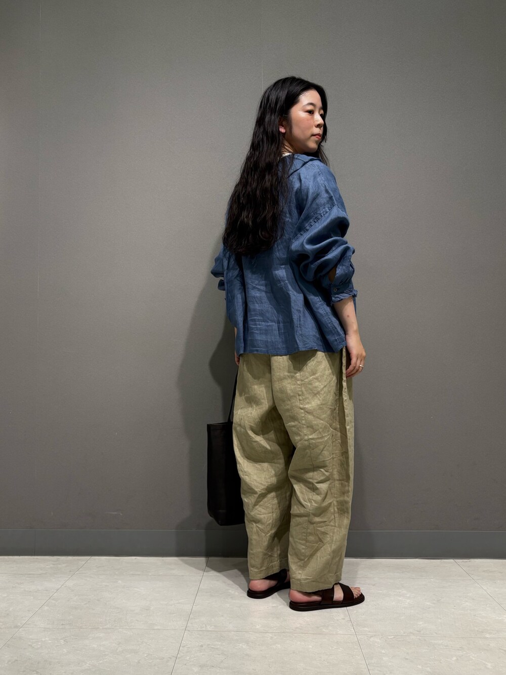 ブルー系のシャツ/ブラウス、ベージュ系のその他パンツ、ホワイト系のタンクトップを着用したレディースの春コーディネートの8枚目の写真