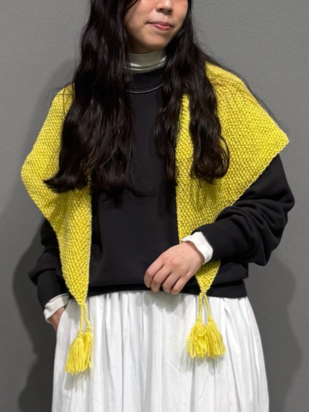 ホワイト系のTシャツ/カットソー、グレー系のスウェット、ホワイト系のスカートを着用したレディースの秋コーディネートの6枚目の写真