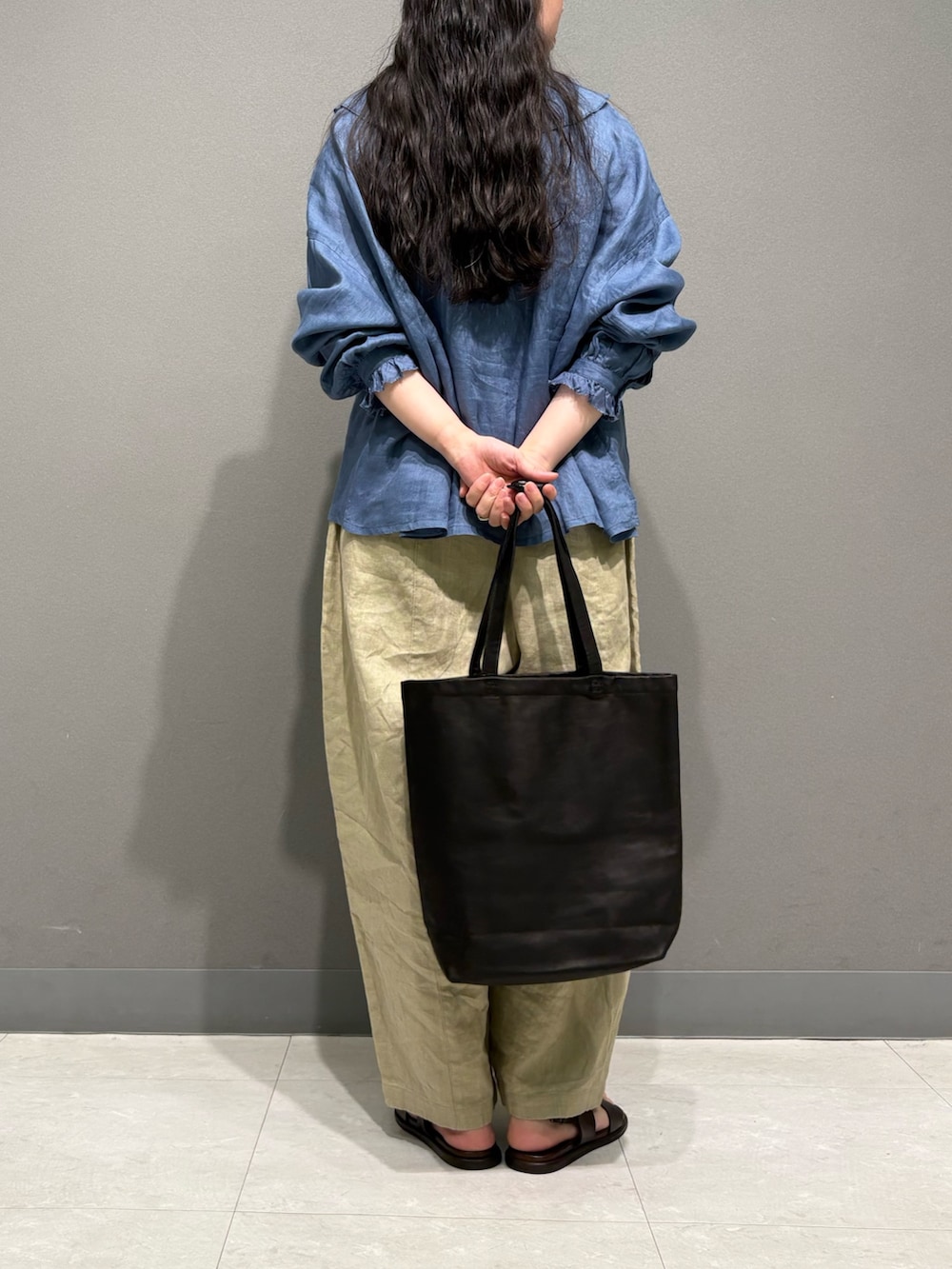 ブルー系のシャツ/ブラウス、ベージュ系のその他パンツ、ホワイト系のタンクトップを着用したレディースの春コーディネートの9枚目の写真