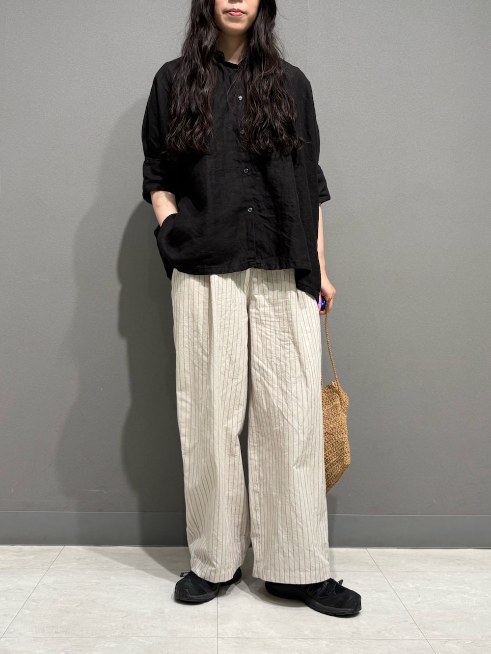 ブラック系のシャツ/ブラウス、その他のその他パンツ、ブラウン系のその他雑貨を着用したレディースの夏コーディネートの2枚目の写真
