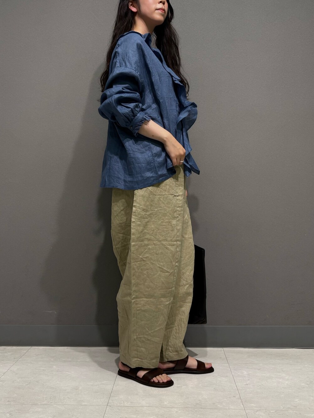 ブルー系のシャツ/ブラウス、ベージュ系のその他パンツ、ホワイト系のタンクトップを着用したレディースの春コーディネートの4枚目の写真