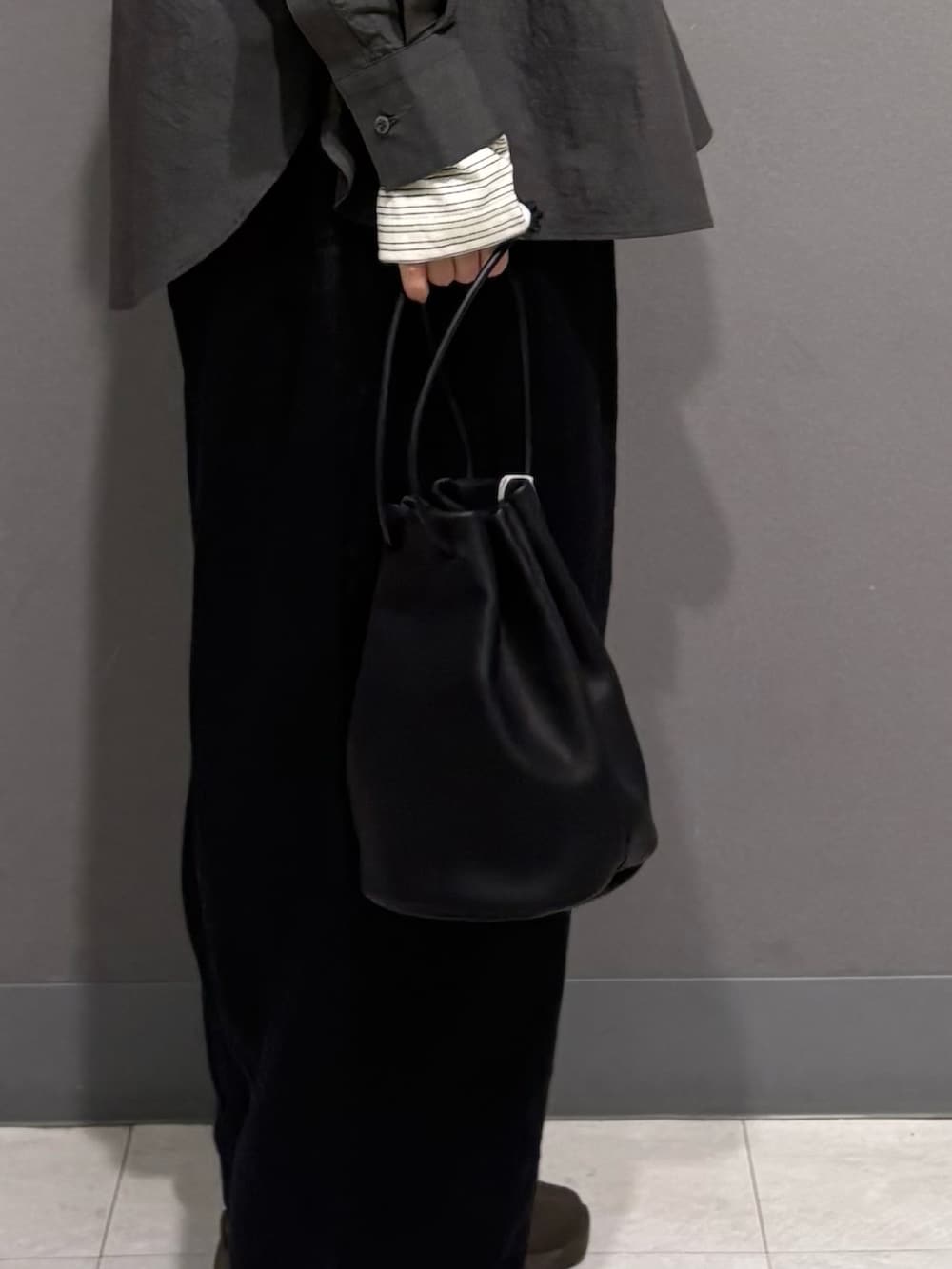 ホワイト系のTシャツ/カットソー、ブラック系のその他パンツ、ブラック系のその他雑貨を着用したレディースの夏コーディネートの6枚目の写真