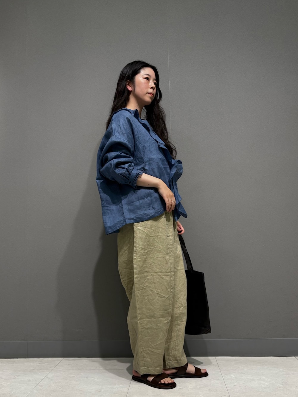 ブルー系のシャツ/ブラウス、ベージュ系のその他パンツ、ホワイト系のタンクトップを着用したレディースの春コーディネートの5枚目の写真