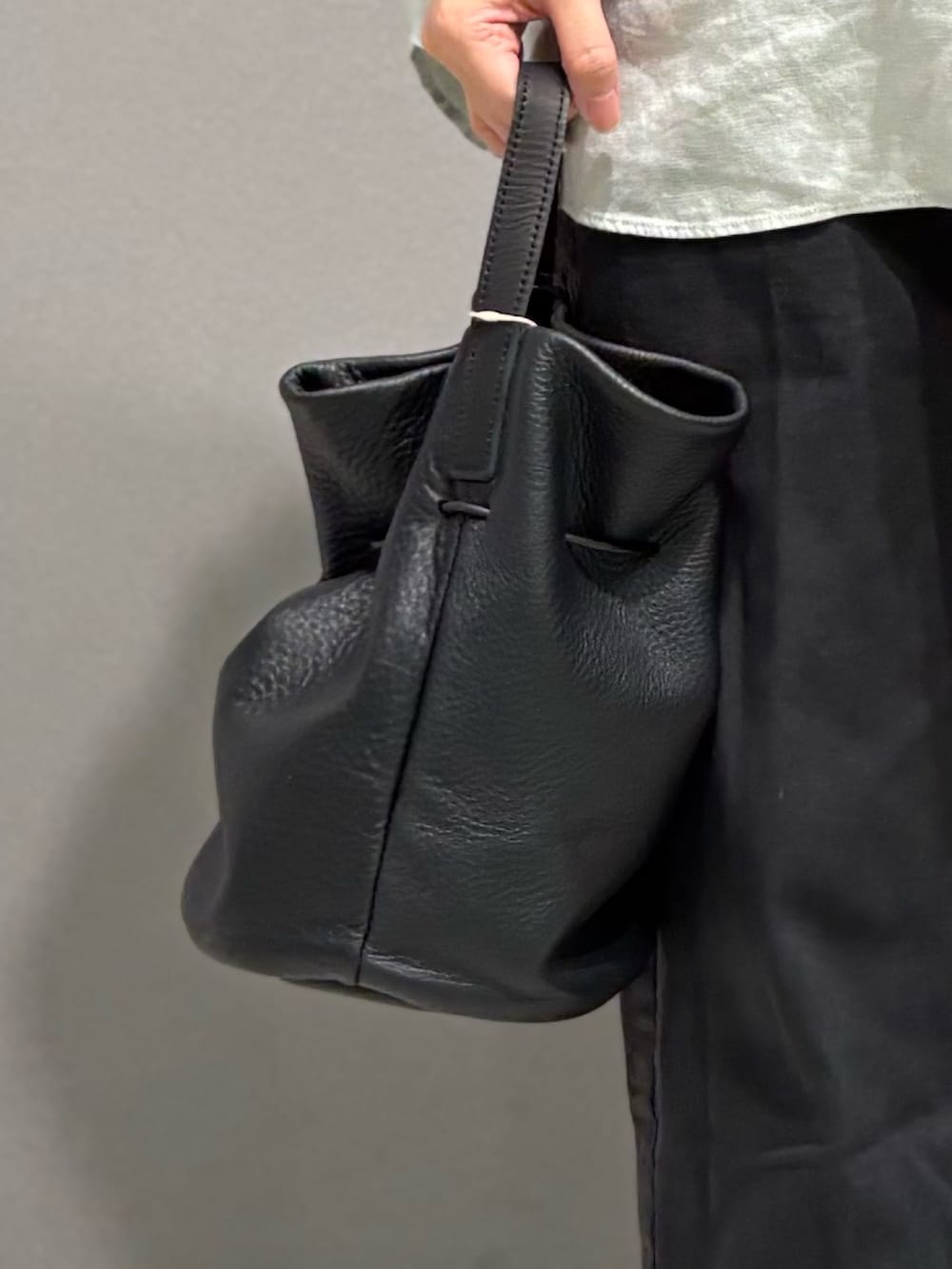 グリーン系のシャツ/ブラウス、ブラック系のその他パンツ、ブラック系のその他雑貨を着用したレディースの夏コーディネートの8枚目の写真