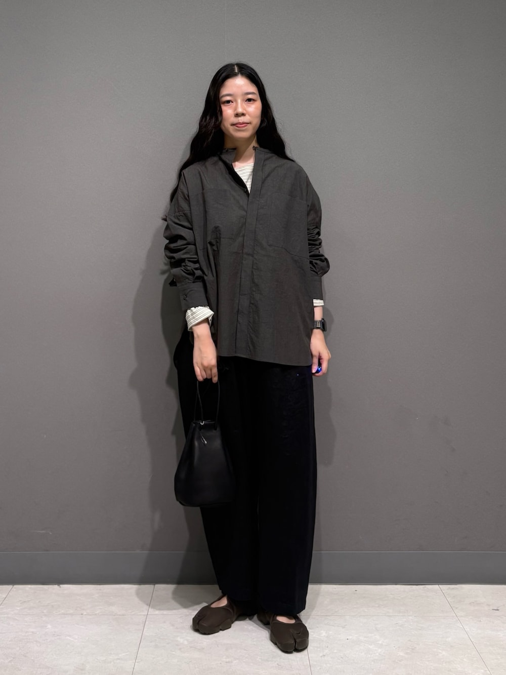 ホワイト系のTシャツ/カットソー、ブラック系のその他パンツ、ブラック系のその他雑貨を着用したレディースの夏コーディネートの3枚目の写真