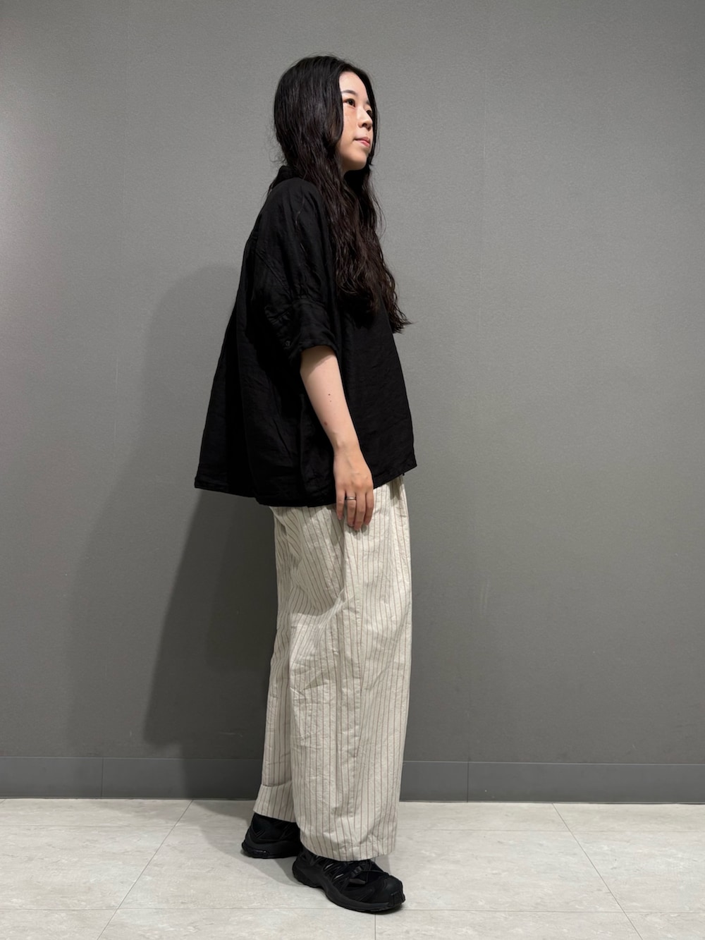 ブラック系のシャツ/ブラウス、その他のその他パンツ、ブラウン系のその他雑貨を着用したレディースの夏コーディネートの4枚目の写真