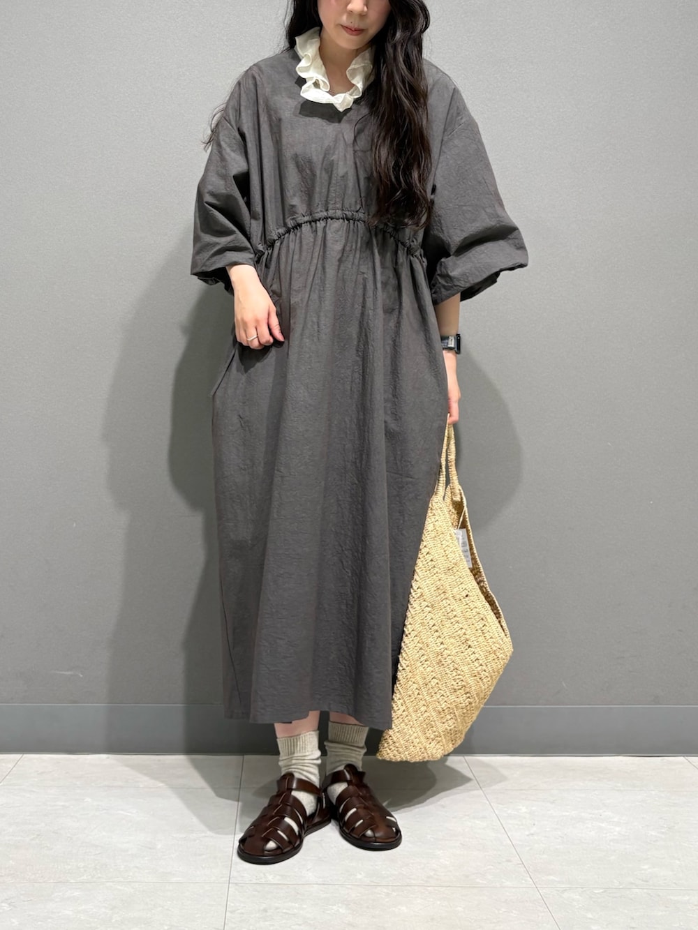 ベージュ系のショルダーバッグ、ホワイト系のシャツ/ブラウス、シルバー系のネックレスを着用したレディースの春コーディネートの2枚目の写真