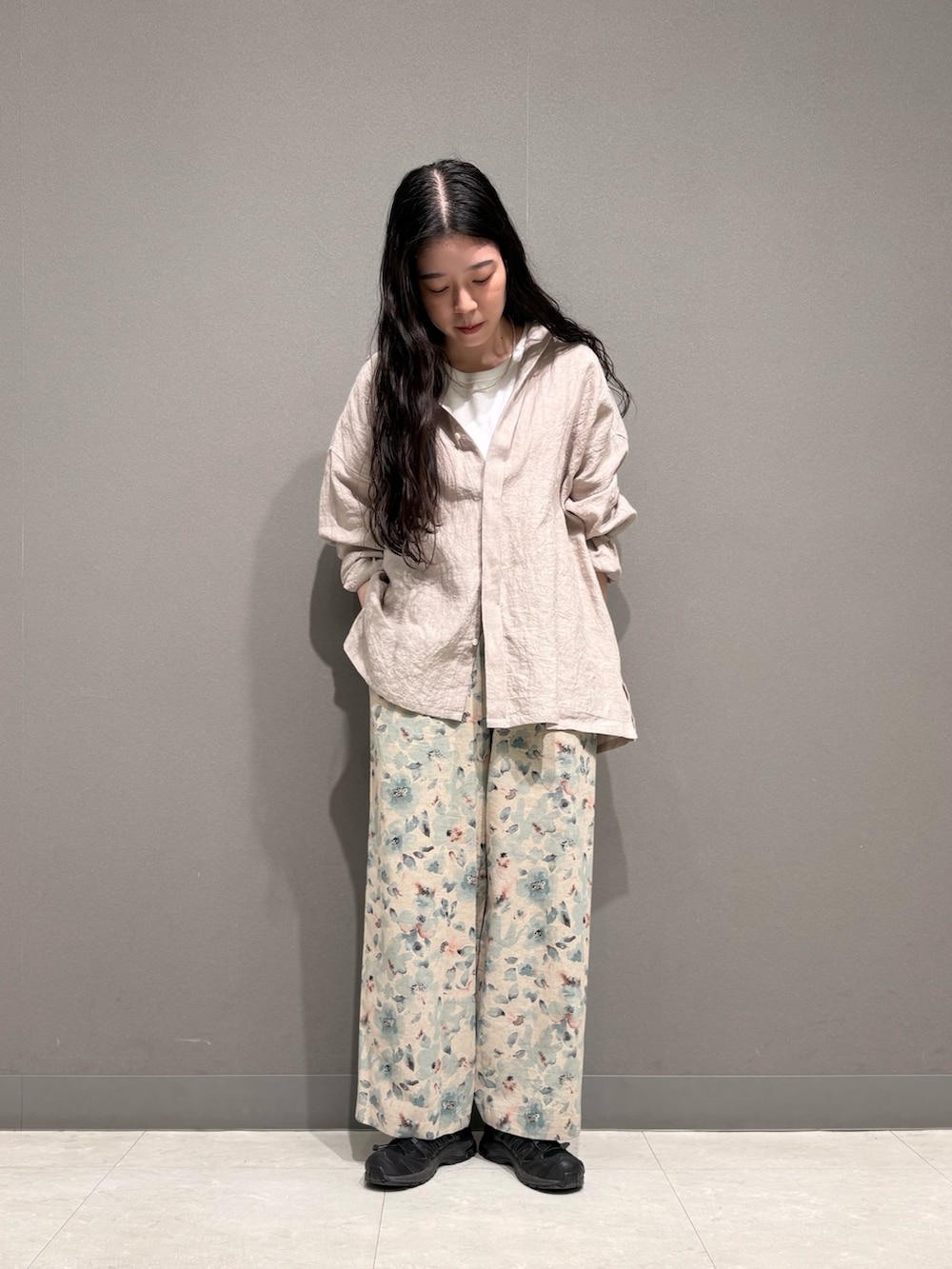 ピンク系のシャツ/ブラウス、ブルー系のその他パンツ、ホワイト系のタンクトップを着用したレディースの春コーディネートの2枚目の写真