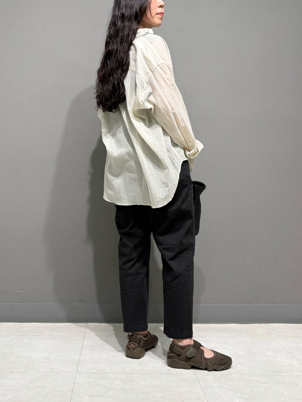 ベージュ系のシャツ/ブラウス、ブラック系のその他パンツ、ブラウン系のスニーカーを着用したレディースの夏コーディネートの4枚目の写真