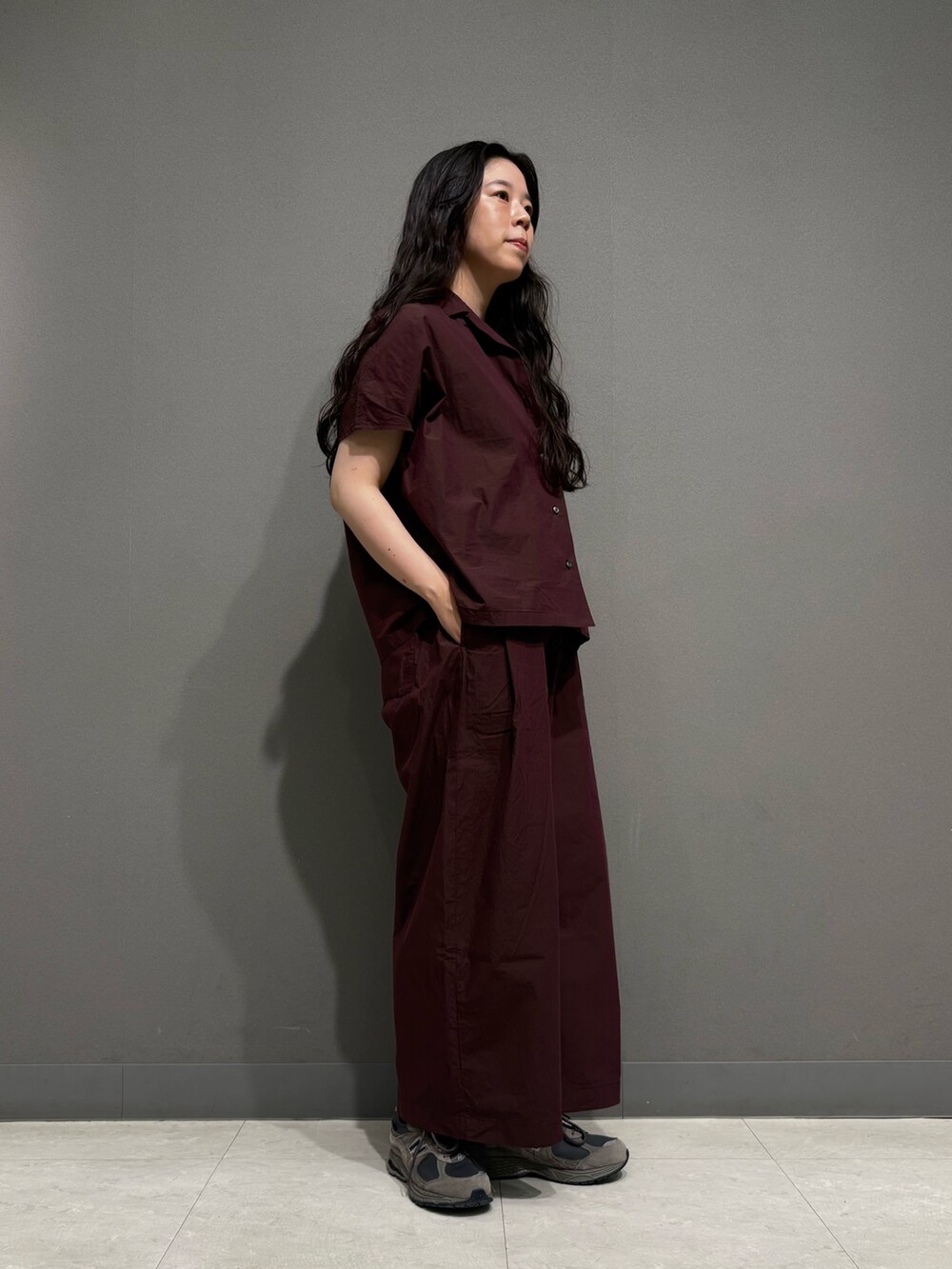 ブラウン系のシャツ/ブラウス、ブラウン系のその他パンツ、ホワイト系のタンクトップを着用したレディースの夏コーディネートの5枚目の写真