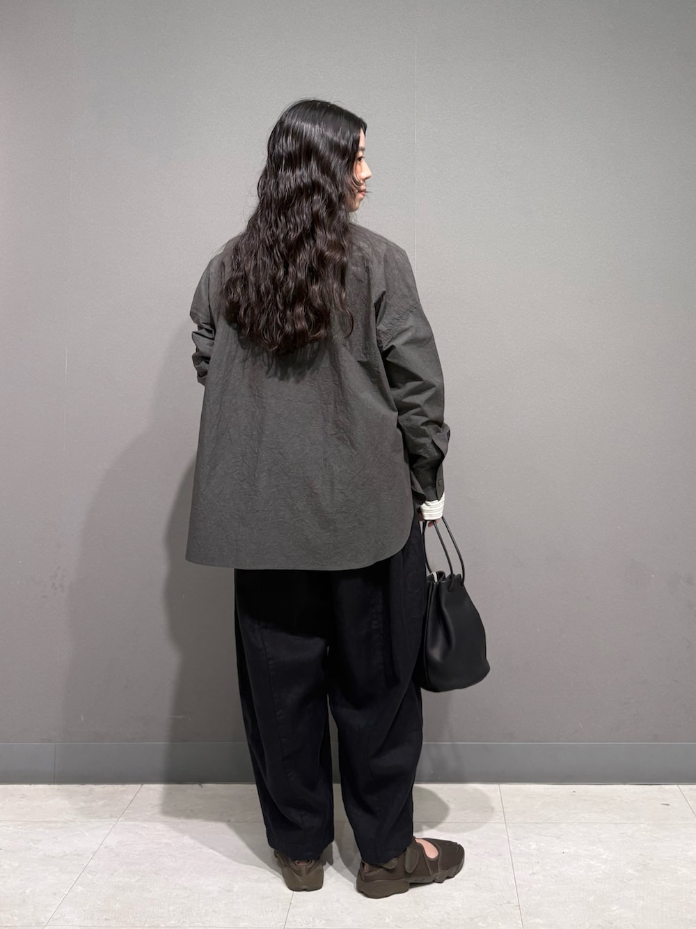 ホワイト系のTシャツ/カットソー、ブラック系のその他パンツ、ブラック系のその他雑貨を着用したレディースの夏コーディネートの5枚目の写真