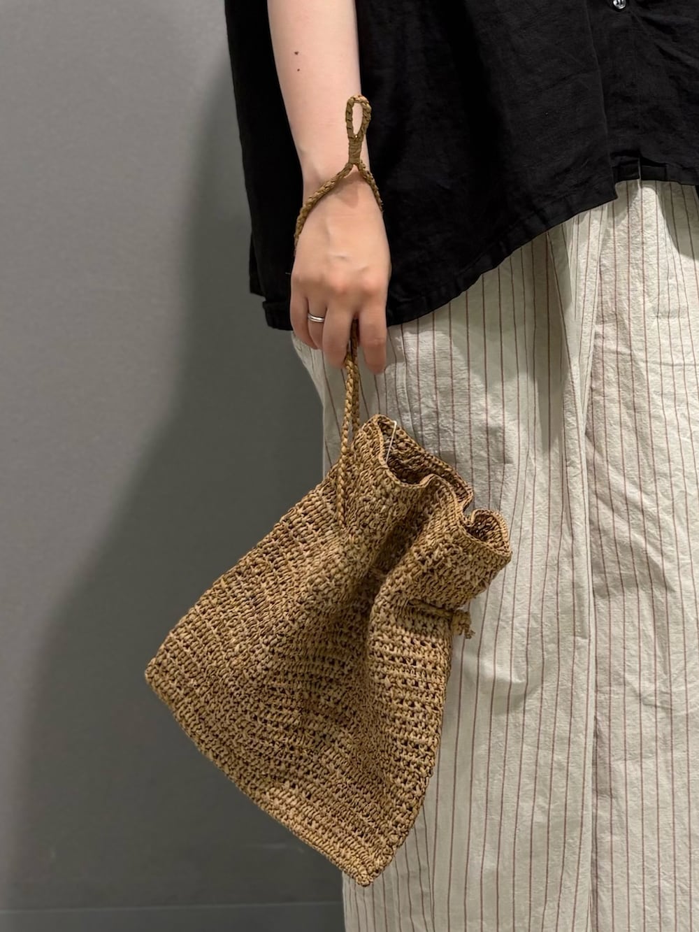 ブラック系のシャツ/ブラウス、その他のその他パンツ、ブラウン系のその他雑貨を着用したレディースの夏コーディネートの7枚目の写真