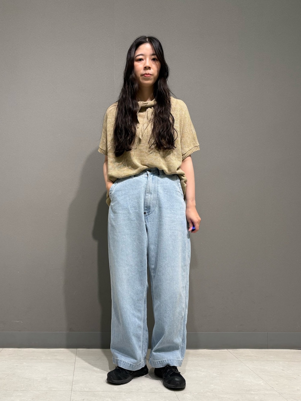 ブルー系のデニムパンツ、イエロー系のニット/セーターを着用したレディースの夏コーディネートの2枚目の写真