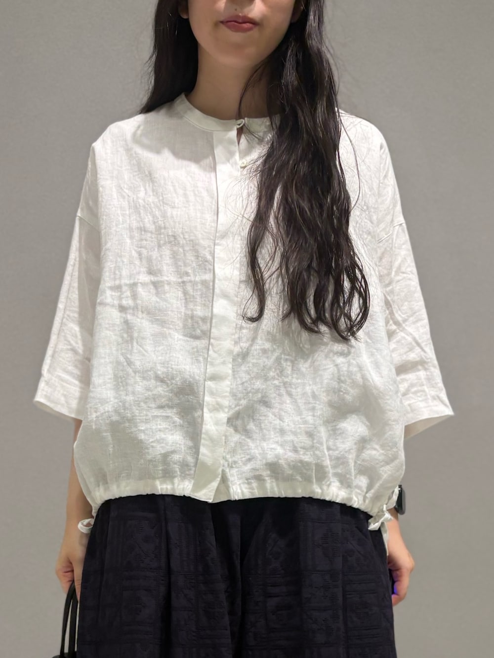 ホワイト系のシャツ/ブラウス、ブルー系のその他パンツ、ブラック系のその他雑貨を着用したレディースの夏コーディネートの3枚目の写真