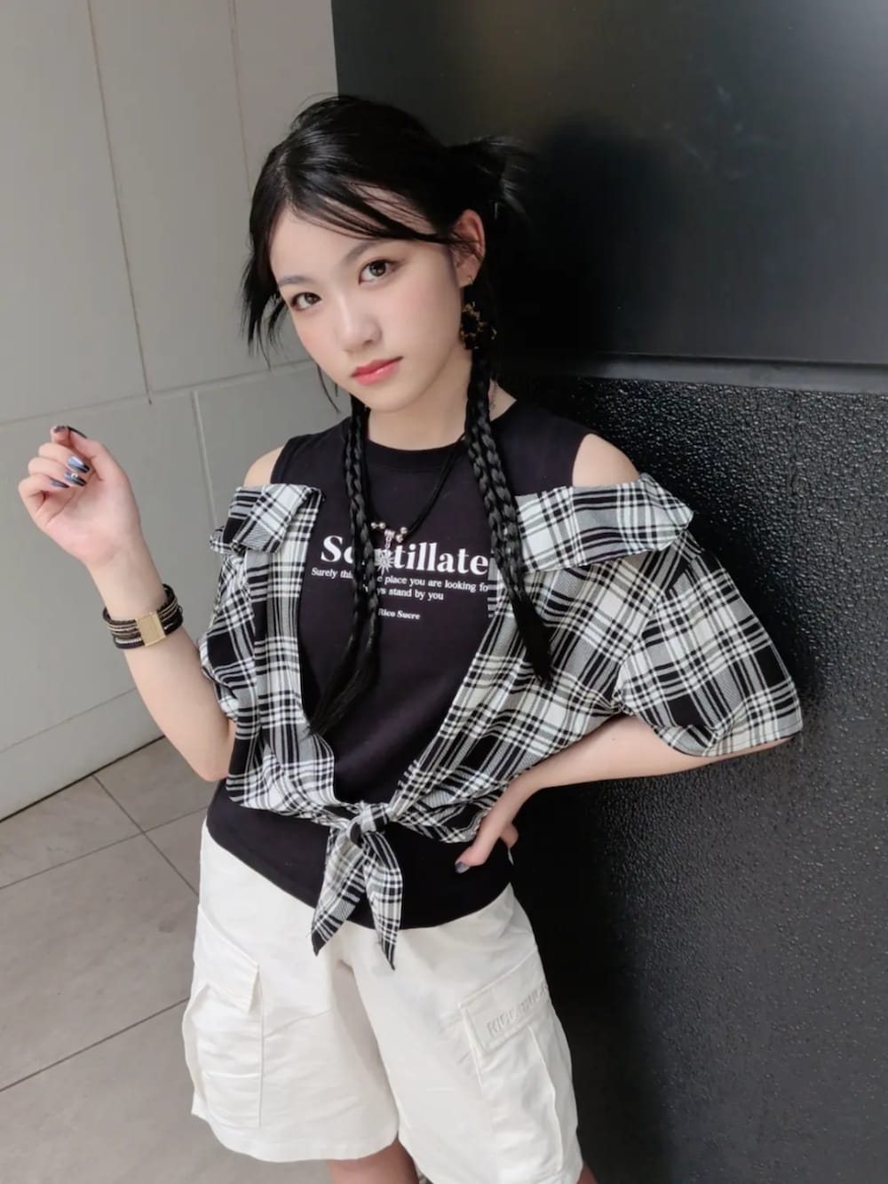 ブラック系のTシャツ/カットソー、ホワイト系のその他パンツを着用したキッズの夏コーディネートの6枚目の写真