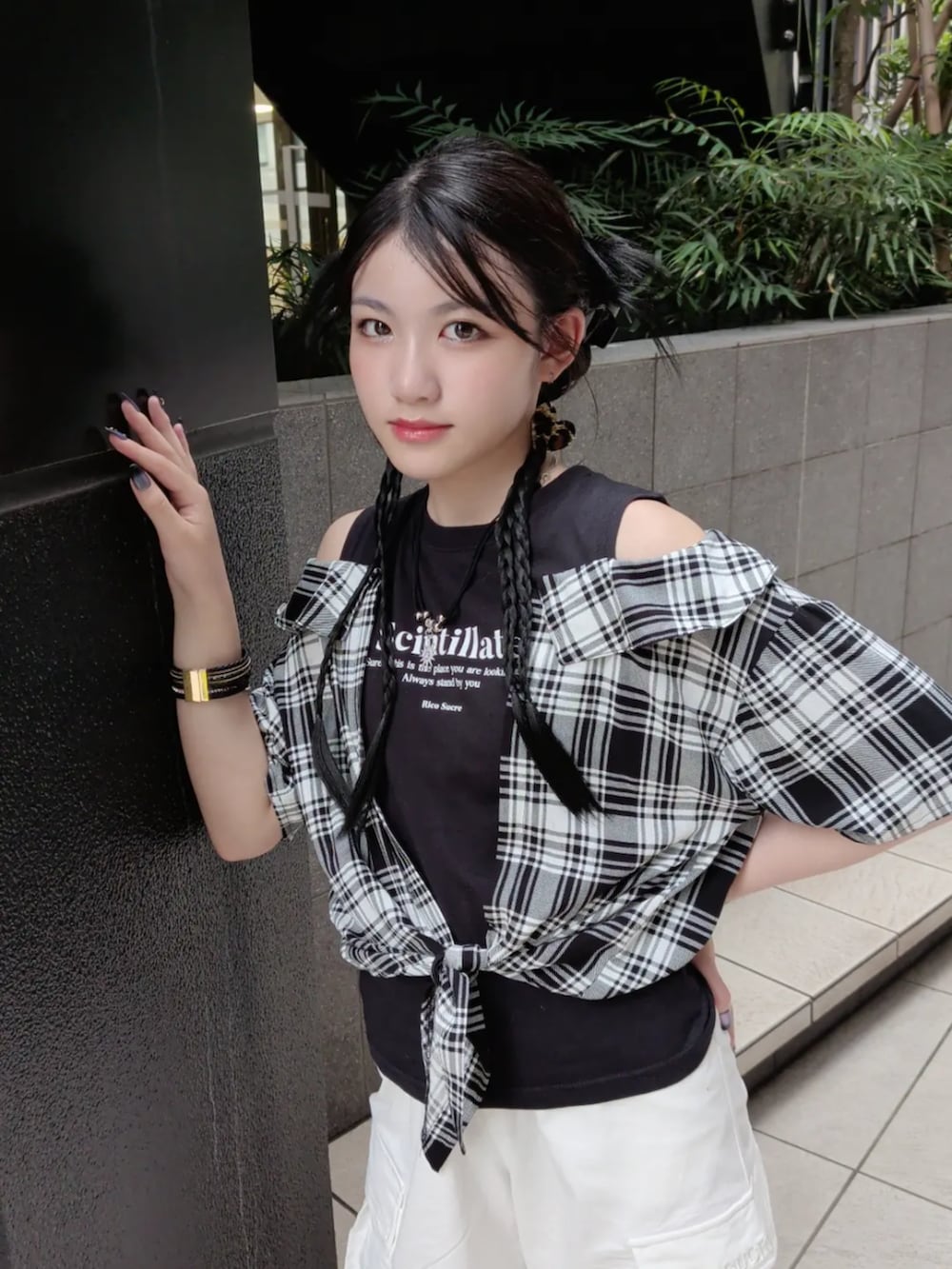 ブラック系のTシャツ/カットソー、ホワイト系のその他パンツを着用したキッズの夏コーディネートの7枚目の写真