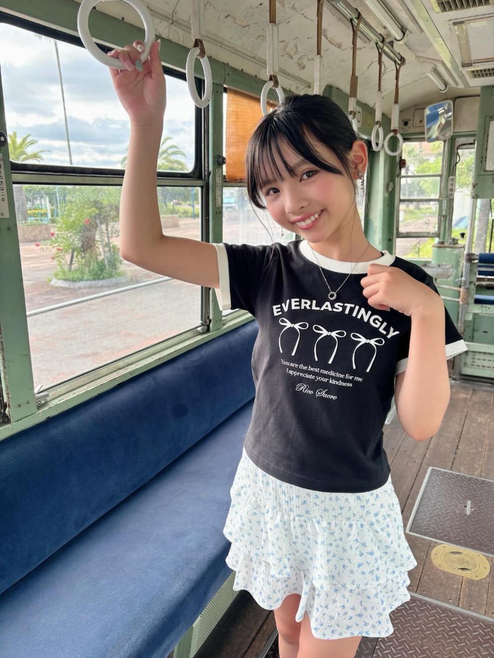 ブラック系のTシャツ/カットソーを着用したキッズの夏コーディネートの2枚目の写真