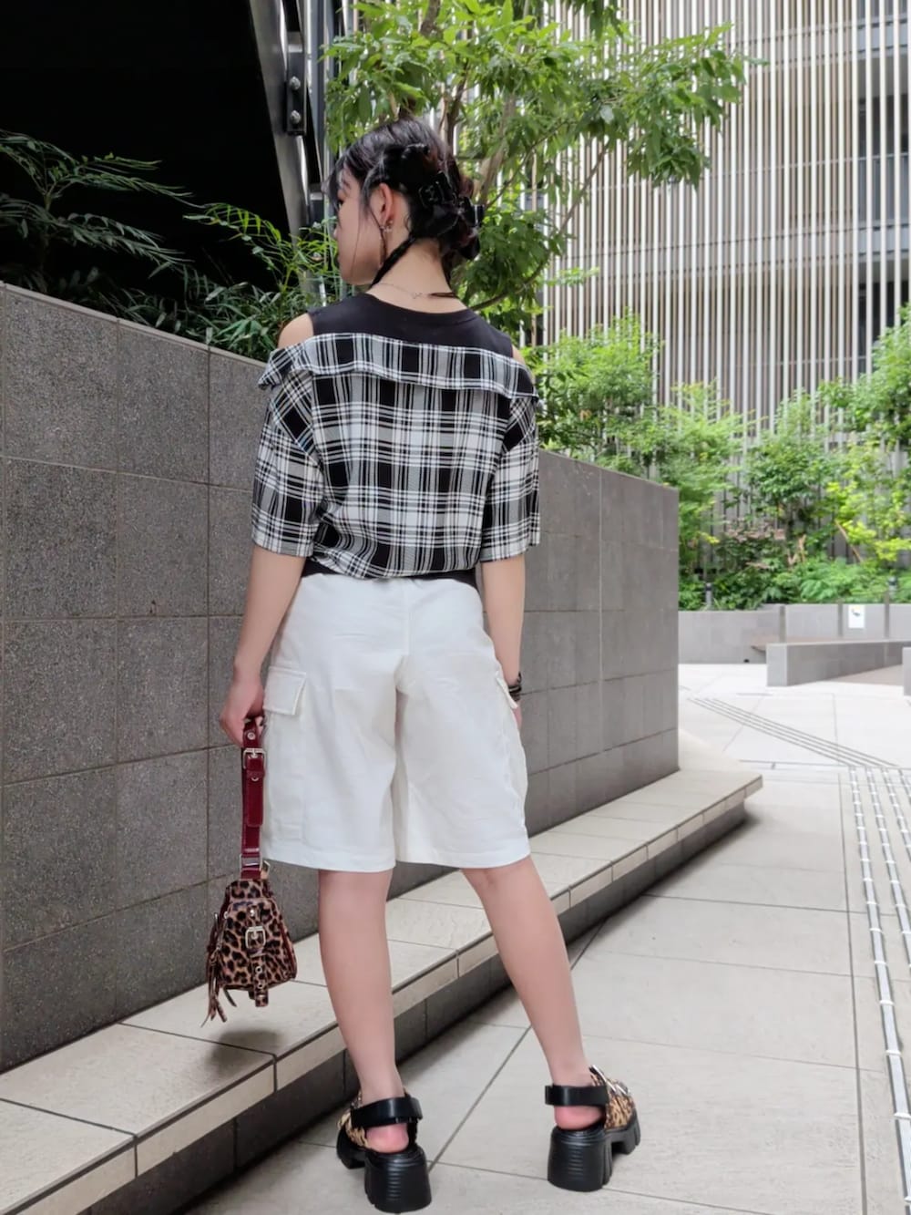 ブラック系のTシャツ/カットソー、ホワイト系のその他パンツを着用したキッズの夏コーディネートの4枚目の写真