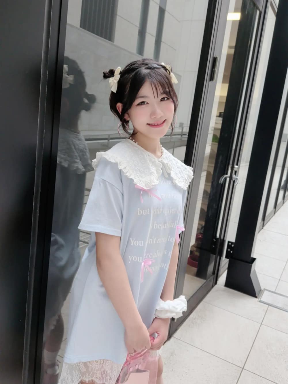 ブルー系のワンピースを着用したキッズの夏コーディネートの2枚目の写真