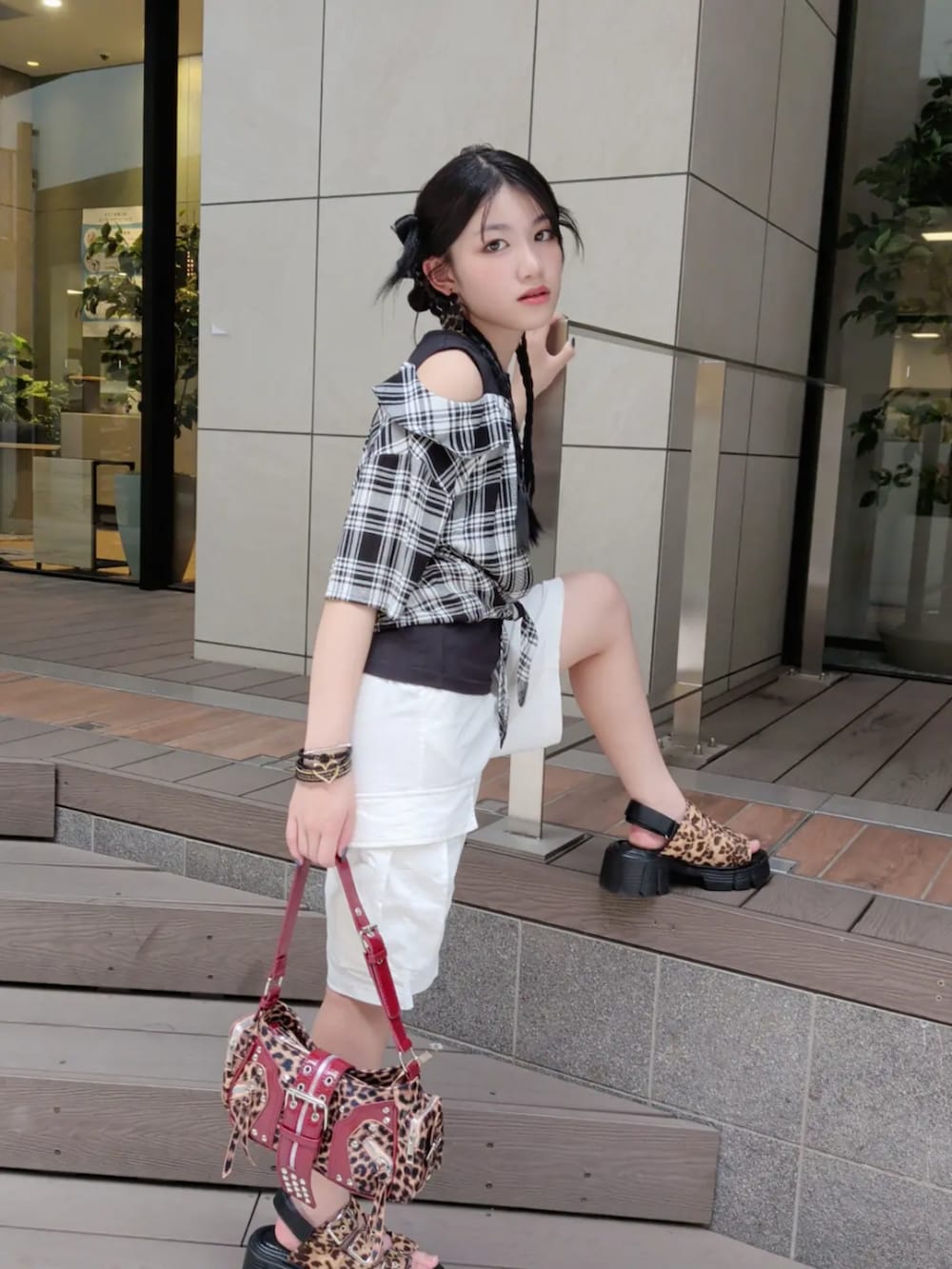ブラック系のTシャツ/カットソー、ホワイト系のその他パンツを着用したキッズの夏コーディネートの5枚目の写真