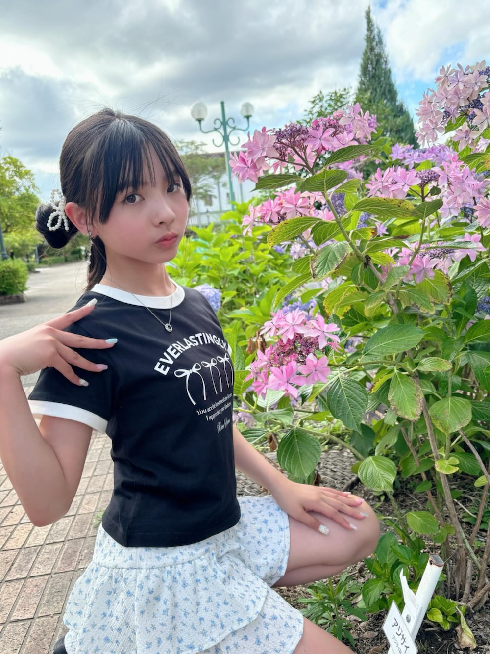 ブラック系のTシャツ/カットソーを着用したキッズの夏コーディネートの3枚目の写真