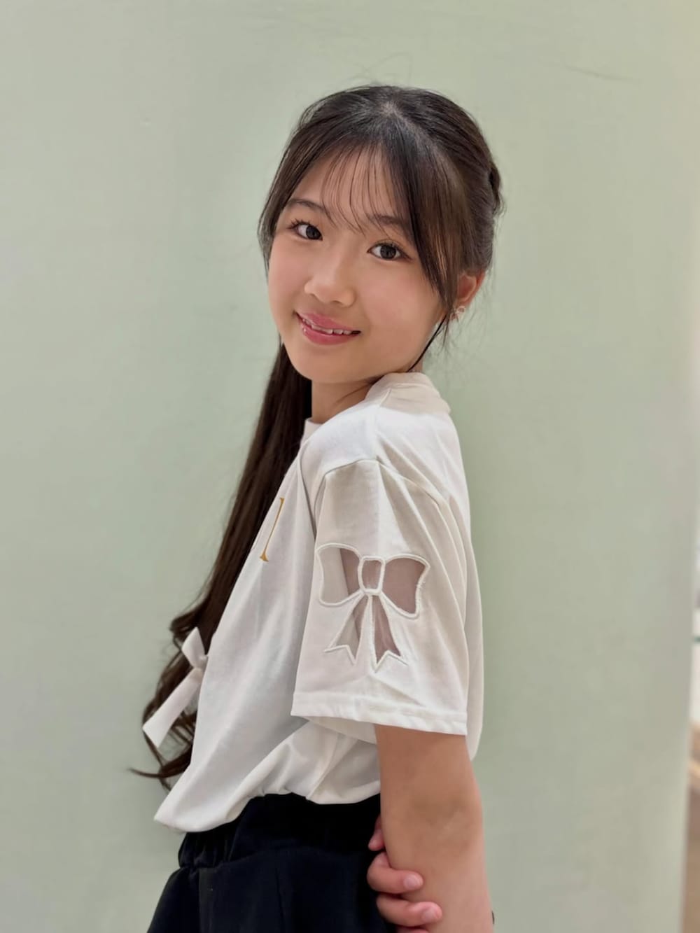 ホワイト系のTシャツ/カットソーを着用したキッズの夏コーディネートの3枚目の写真