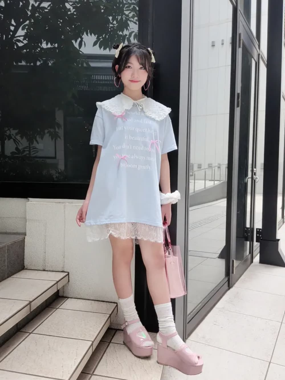 ブルー系のワンピースを着用したキッズの夏コーディネートの4枚目の写真