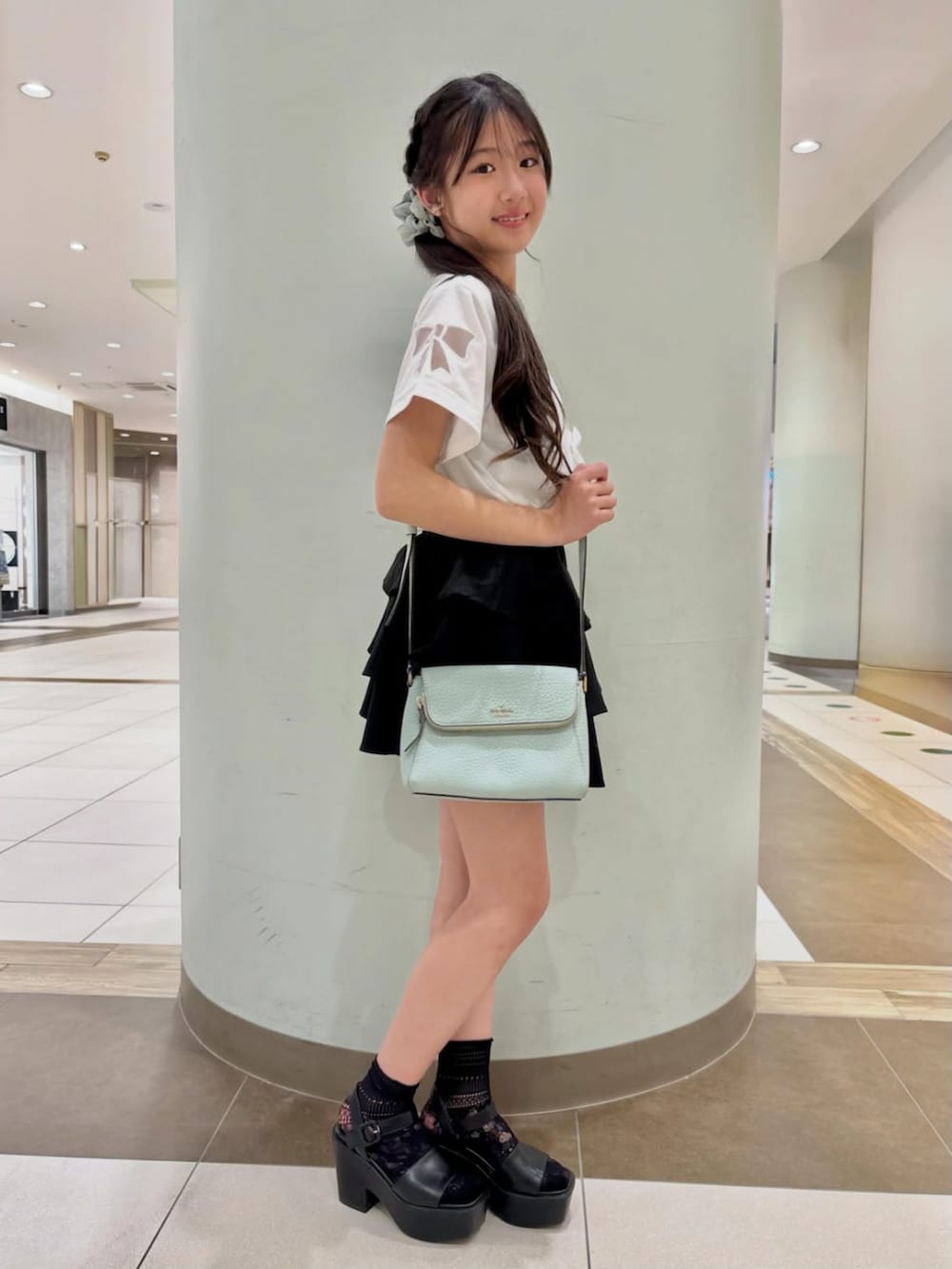 ホワイト系のTシャツ/カットソーを着用したキッズの夏コーディネートの2枚目の写真