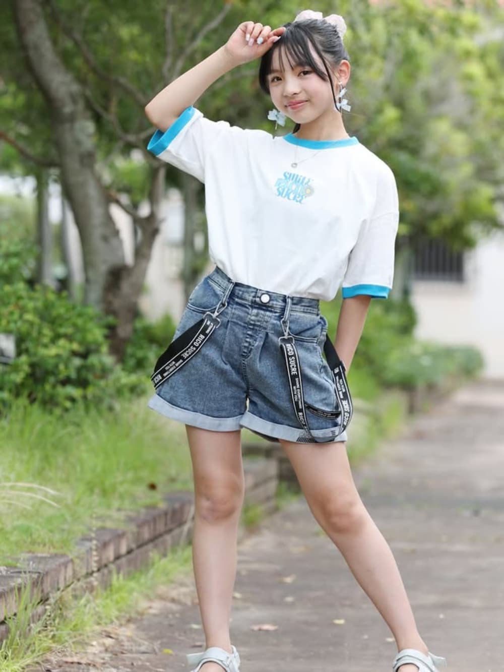 ブルー系のTシャツ/カットソー、ブルー系のデニムパンツを着用したキッズの夏コーディネートの2枚目の写真