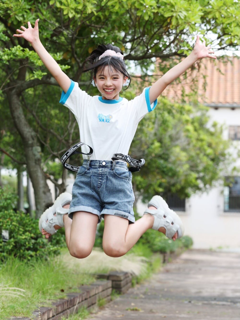 ブルー系のTシャツ/カットソー、ブルー系のデニムパンツを着用したキッズの夏コーディネートの3枚目の写真