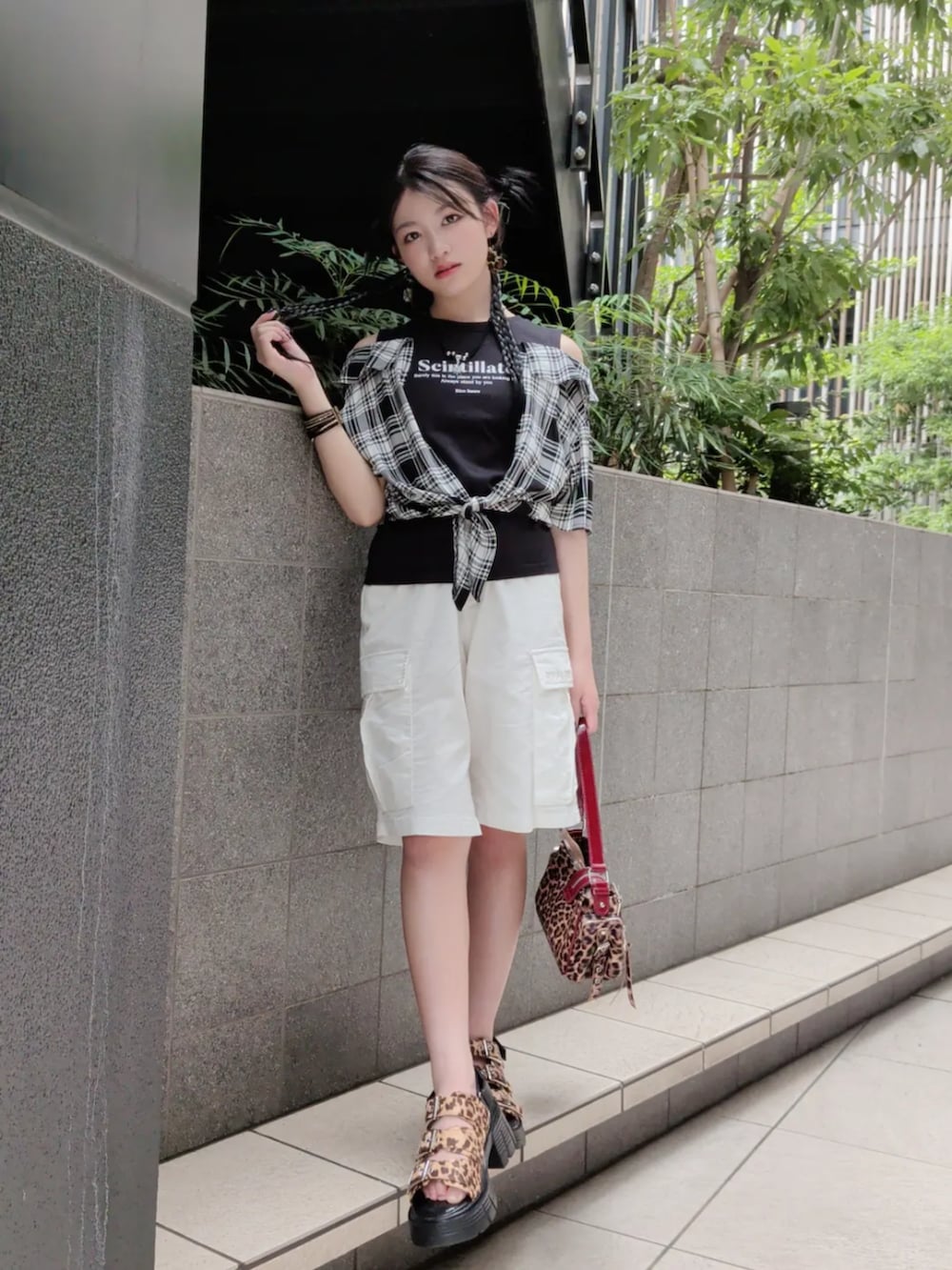 ブラック系のTシャツ/カットソー、ホワイト系のその他パンツを着用したキッズの夏コーディネートの2枚目の写真