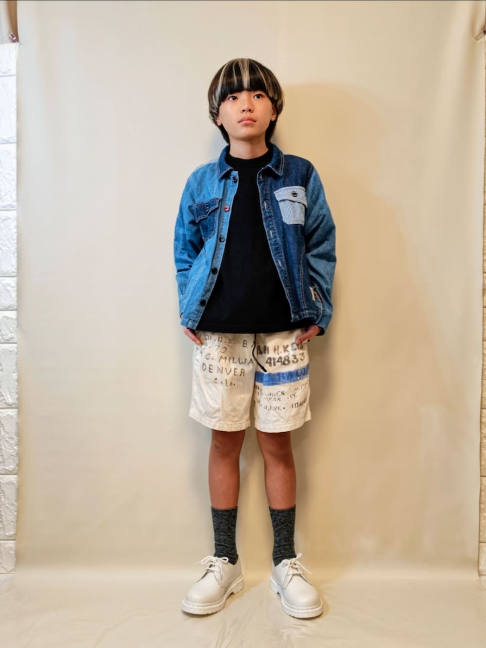 ホワイト系のローファー、ホワイト系のパンツ、ブルー系のジャケット/アウターを着用したキッズの秋コーディネートの3枚目の写真