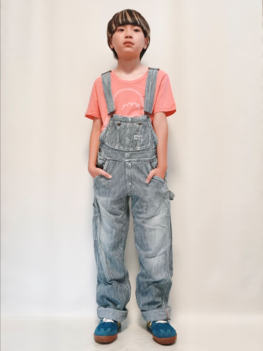 ピンク系のTシャツ/カットソー、その他のサロペット/オーバーオール、ブルー系のスニーカーを着用したキッズの夏コーディネートの2枚目の写真
